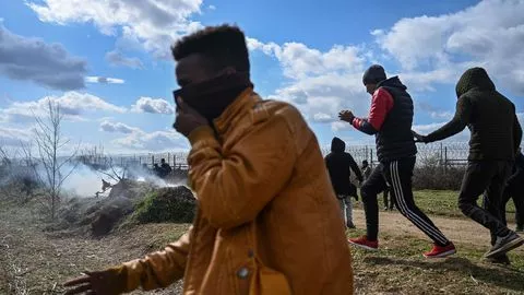 Migrants près de la frontière entre Turquie et Grèce près de Pazarkule le 7 mars 2020


