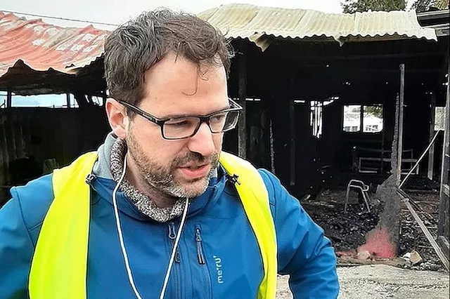 Nicolas Perrenoud, coordinateur à Lesbos de l'ONG suisse One Happy Family, devant les décombres du centre. Image: Michael Wyler


