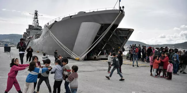 L’Europe envisage d’accueillir 1 500 enfants migrants bloqués sur les îles grecques.