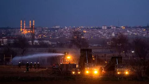 La police anti-émeutes grecque utilise des canons à eau contre des migrants, le long de la frontière turco-grecque, le 7 mars 2020.


