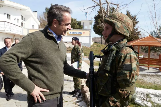 Le premier ministre grec, Kyriákos Mitsotákis, rencontre l'armée dans la région d'Evros, le 3 mars.



