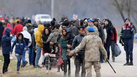 Des migrants tentent de passer la frontière greco-turque le 4 mars 2020 au niveau de la ville turque d'Edirne.


