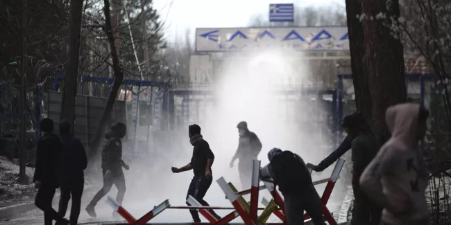 En Grèce, les refoulements de migrants à la frontière indignent les ONG.