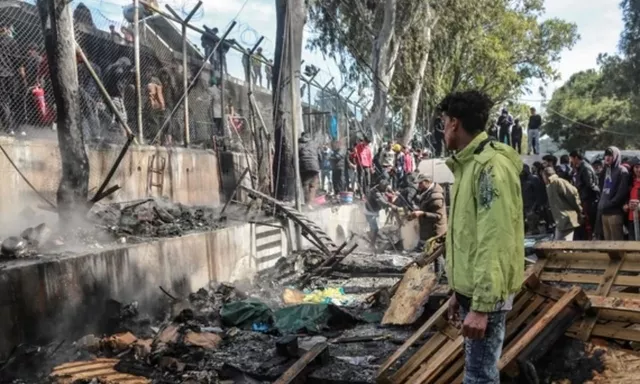 Plus de 19'000 personnes habitent dans des conditions sordides dans le camp de Moria. Image: AFP


