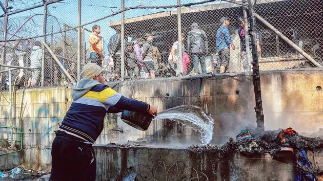 190 migrants retrouvés à bord d’un navire échoué en Grèce.