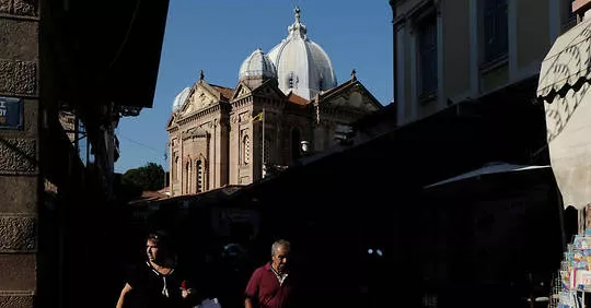 À Lesbos, une église revit grâce aux réfugiés.