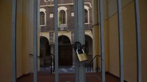 Les grilles fermées d'une église à Thessalonique, le 22 mars 2020


