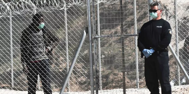 Grèce: recours en justice contre la suspension de la procédure d'octroi d'asile.