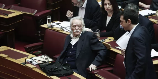 Manolis Glezos, héros de la Résistance grecque, est mort.