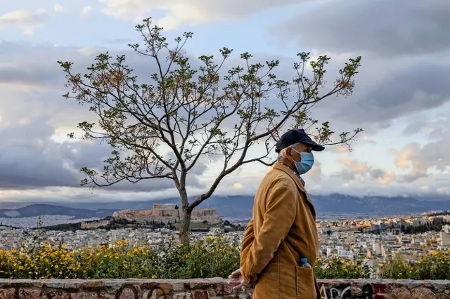 Les Athéniens se retrouvent seuls à se promener sur le site de l'Acropole à Athènes, que les visiteurs étrangers ont déserté. Image: Petros Giannakouris/AP


