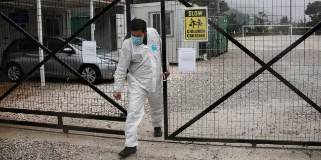 Une enquête visant deux responsables de cliniques privées grecques: "Des comportements négligents conduisent à une réémergence des cas".