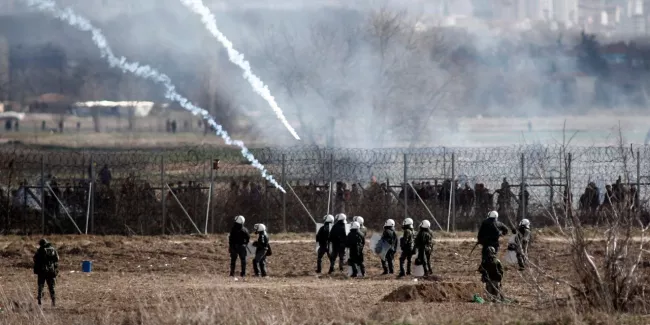 La police grecque a tiré à balles réelles sur des migrants début mars.