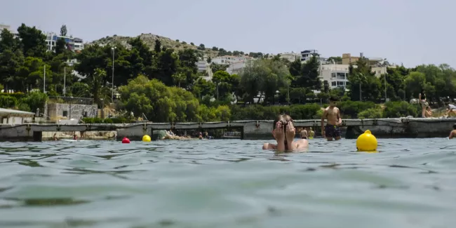 Coronavirus : en Grèce, la réouverture des plages aménagées, un test avant la saison touristique.