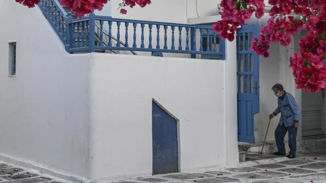 Comparativement à de nombreux autres pays européens, la Grèce a vu sa population âgée bien résister à la pandémie. - afp


