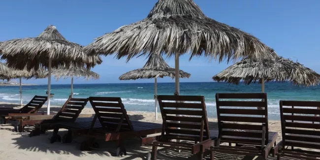 Pour attirer les touristes, Chypre promet de payer les soins des vacanciers qui attrapent le coronavirus.