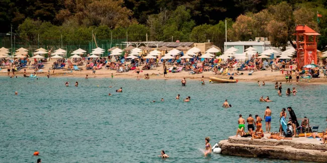 La Grèce rouvre ses frontières à certains touristes.