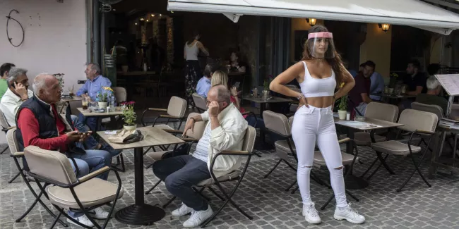 Epargnée par le coronavirus, la Grèce replonge dans la récession.