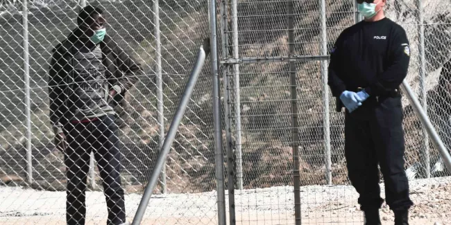 La Grèce prolonge pour la troisième fois le confinement des camps de migrants.