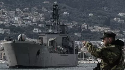 Un navire de la marine grecque sur les côtes de l'île de Lesbos, en Grèce, le 4 mars 2020 (illustration)


