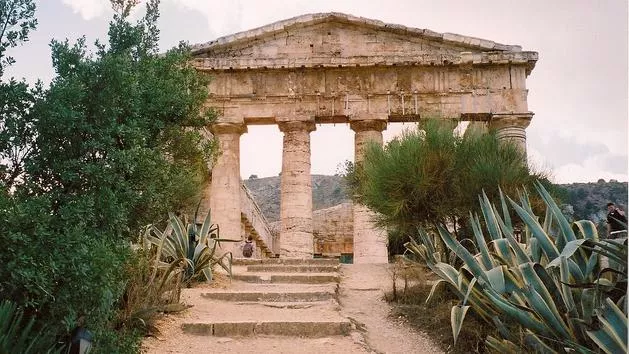 Les temples de la Grèce antique étaient équipés de rampes d'accès pour handicapés.