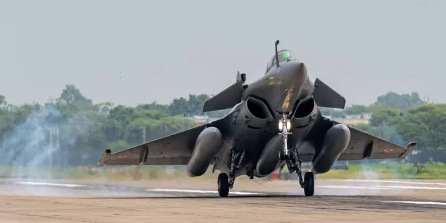 Tensions entre la Grèce et la Turquie : la France envoie deux Rafale et deux bâtiments de la marine nationale.