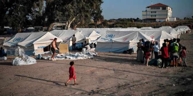 Le gouvernement grec accuse des migrants d'avoir "brûlé" le camp de Moria à Lesbos et de faire du "chantage".