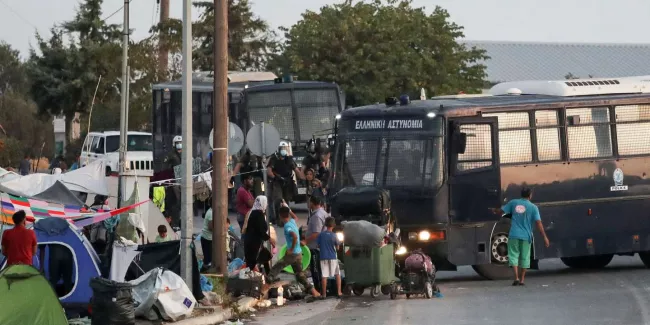 A Lesbos, la police évacue les réfugiés à la rue vers un nouveau camp.