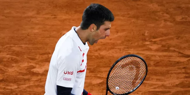 Roland-Garros : diminué, Novak Djokovic rallie le dernier carré où il affrontera Stefanos Tsitsipas.