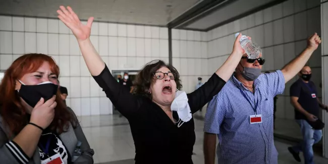 La justice grecque condamne le parti néonazi Aube dorée.