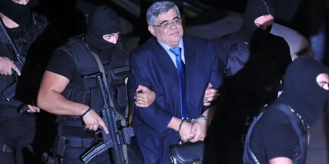 Treize ans de prison pour Nikolaos Michaloliakos, le chef du parti néonazi grec Aube dorée.