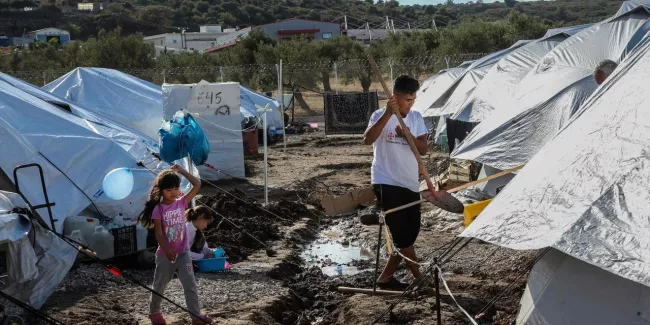 Le camp provisoire pour les migrants à Lesbos serait "pire que le précédent", selon Oxfam.