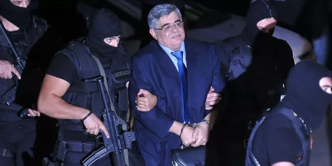 La cour pénale d'Athènes ordonne l'emprisonnement du chef du parti néonazi Aube dorée.