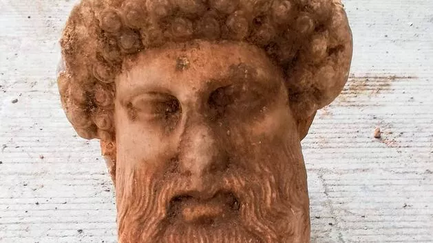 Une tête d'Hermès en marbre découverte sous une rue d'Athènes.