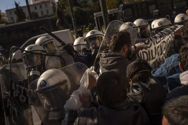 Grèce: Manifestations étudiantes contre la police dans les universités.
