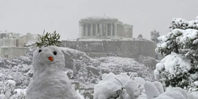 Athènes sous un manteau neigeux exceptionnel.