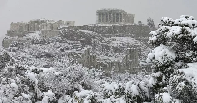 Grèce : il neige sur le Parthénon, transports et vaccination perturbés   .
