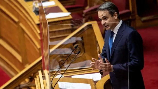 Le premier ministre grec Kyriákos Mitsotákis devant les parlementaires le 25 février dernier. ALKIS KONSTANTINIDIS / REUTERS


