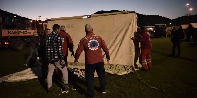 Nouveau séisme en Grèce: des centaines de personnes hors de leurs maisons.