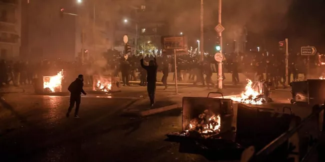 Heurts entre manifestants et police à Athènes: trois policiers blessés.