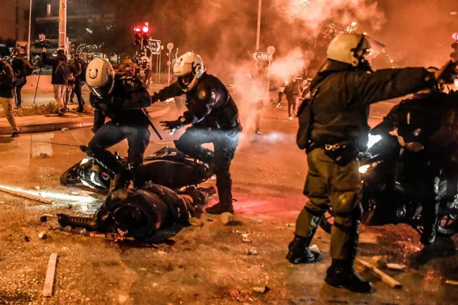 Grèce: Dix policiers ont été blessés en marge d’une manifestation.