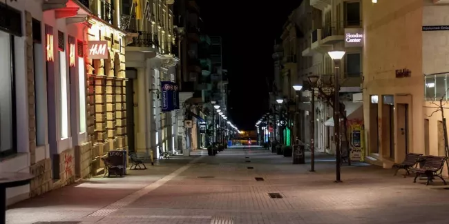 Coronavirus dans le monde: la Grèce rouvre les magasins malgré les mauvais chiffres, l'Inde dépasse pour la première fois les 100.