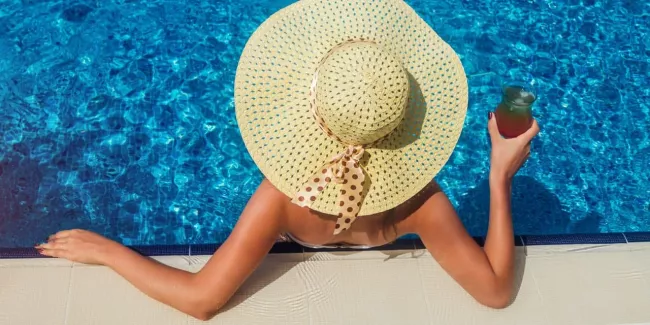 Vacances et Covid: quand les touristes se confinent dans des "all inclusive" en Grèce.