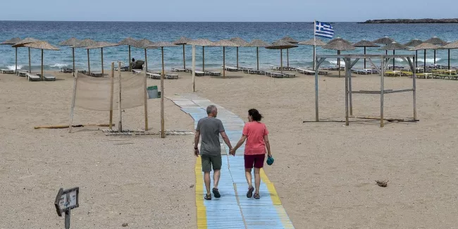 La Grèce mise sur les touristes et les "bons clients" pour se remettre du Covid.