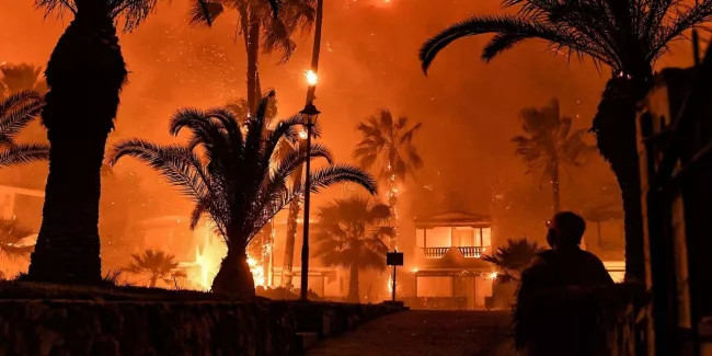 L'incendie de forêt en Grèce continue à faire rage: "Nous sommes sur le pied de guerre".