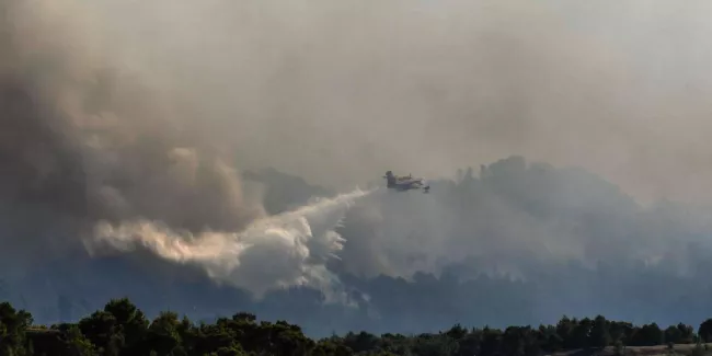 En Grèce, les pompiers luttent contre un incendie dans les montagnes de Geraneia.