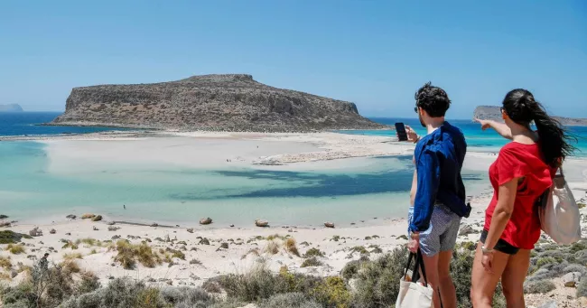 La Grèce met le paquet sanitaire avant un été crucial.