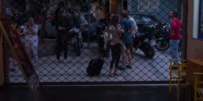 Véritable institution à Athènes, les cinémas en plein air rouvrent.