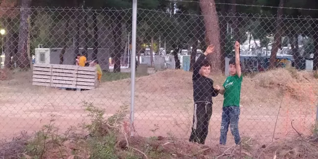 Pour les réfugiés de Grèce, des murs plutôt que l’intégration : "Le but est de décourager les futurs candidats à l’exil".