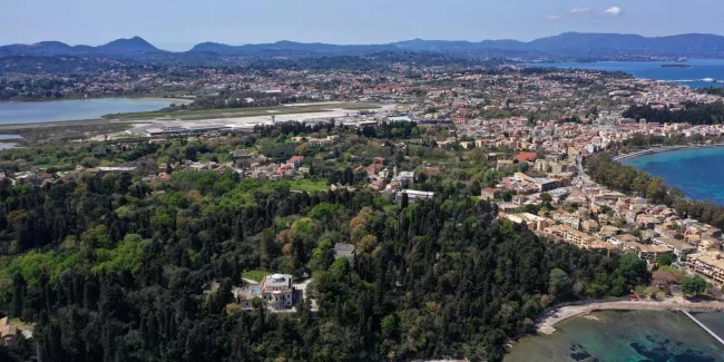Deux morts dans une fusillade près d'un hôtel en Grèce, une chasse à l'homme lancée.