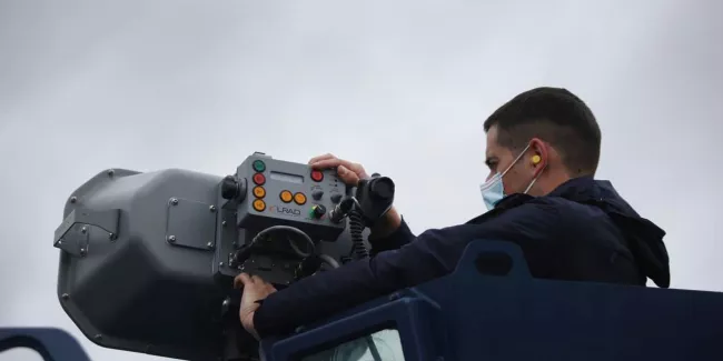 Malgré les doutes de l'UE, la Grèce défend son utilisation de canons sonores contre les migrants.